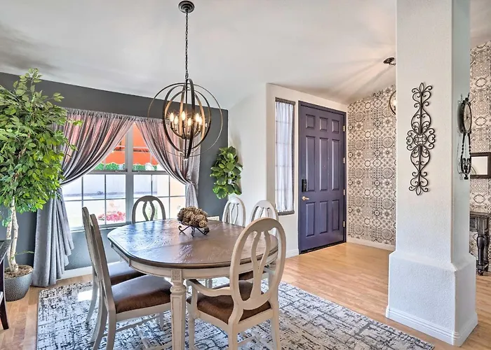 Pool, Putting Green, Fire Pit: Elegant Peoria