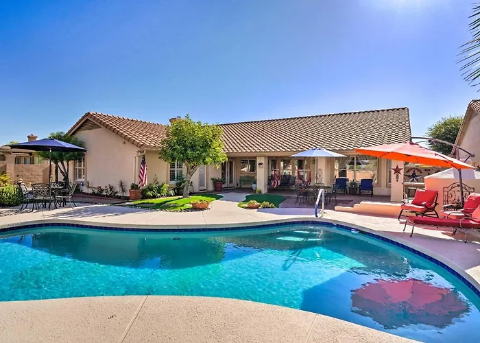 Pool, Putting Green, Fire Pit: Elegant Holiday home *