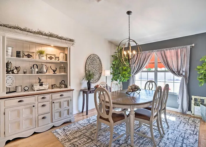 Pool, Putting Green, Fire Pit: Elegant Peoria