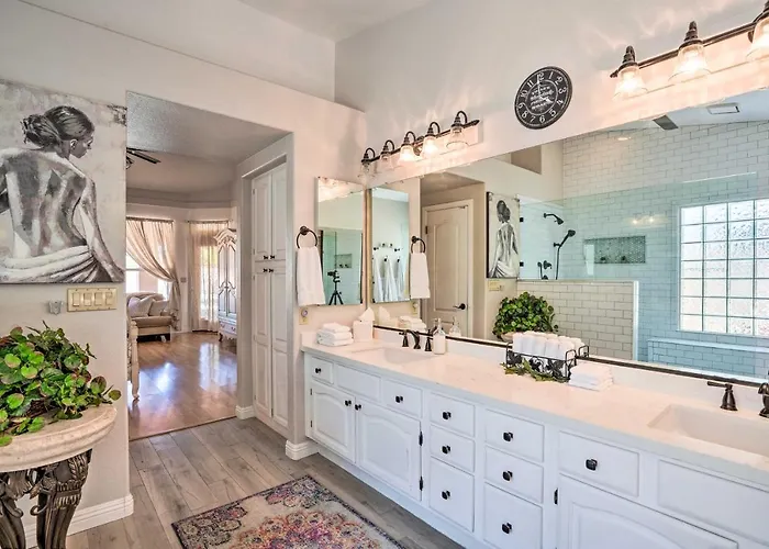 Pool, Putting Green, Fire Pit: Elegant Holiday home Peoria